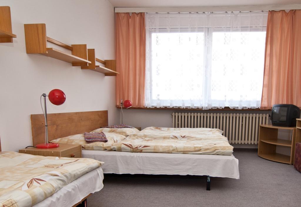 Domov Mladeze A Skolni Jidelna Karlovy Vary 호텔 객실 사진