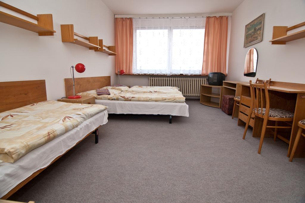 Domov Mladeze A Skolni Jidelna Karlovy Vary 호텔 객실 사진